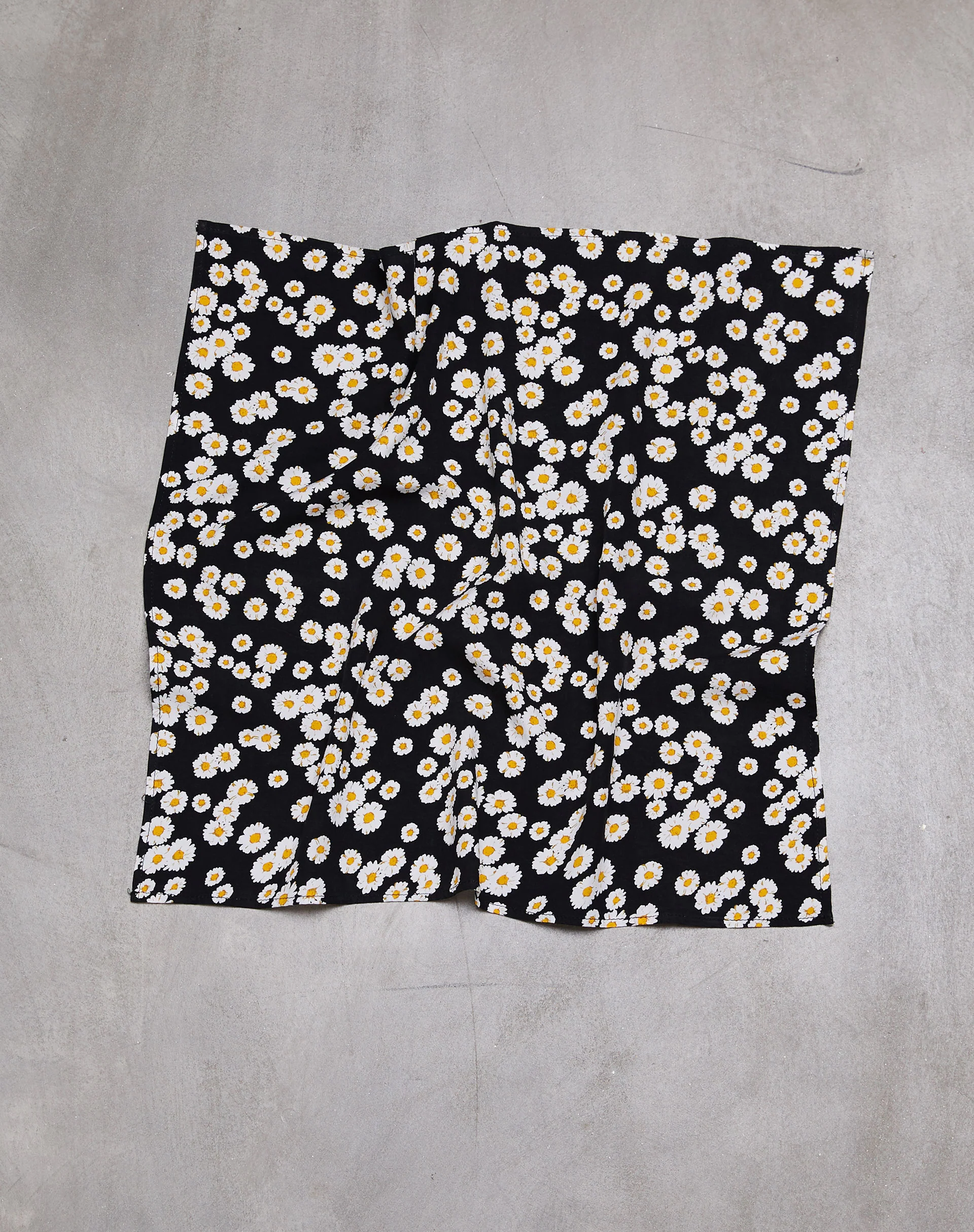 Bandana in Mini Daisy Black - Image 2