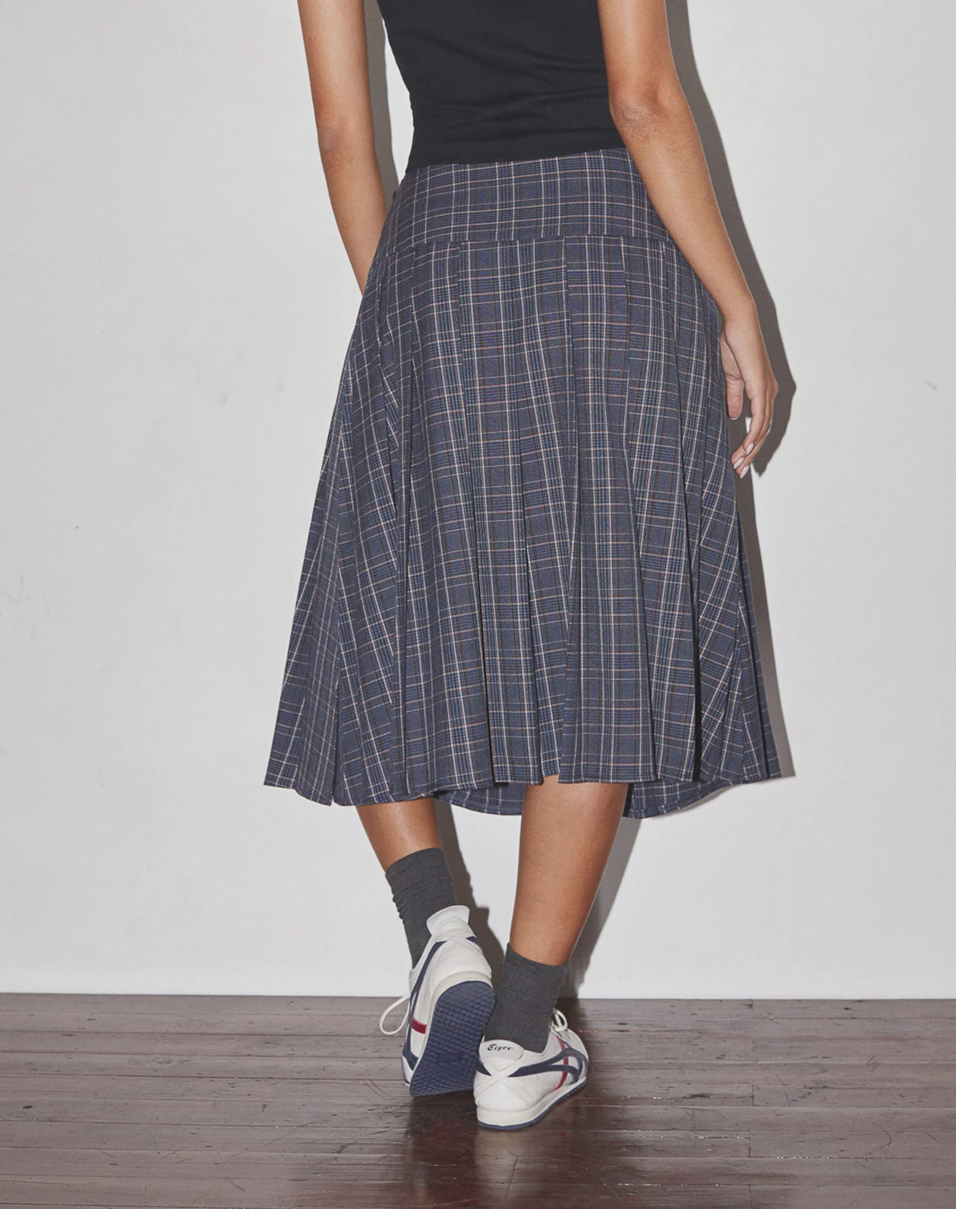 Catelyn Pleated Midi Skirt in Navy Check - Image 4