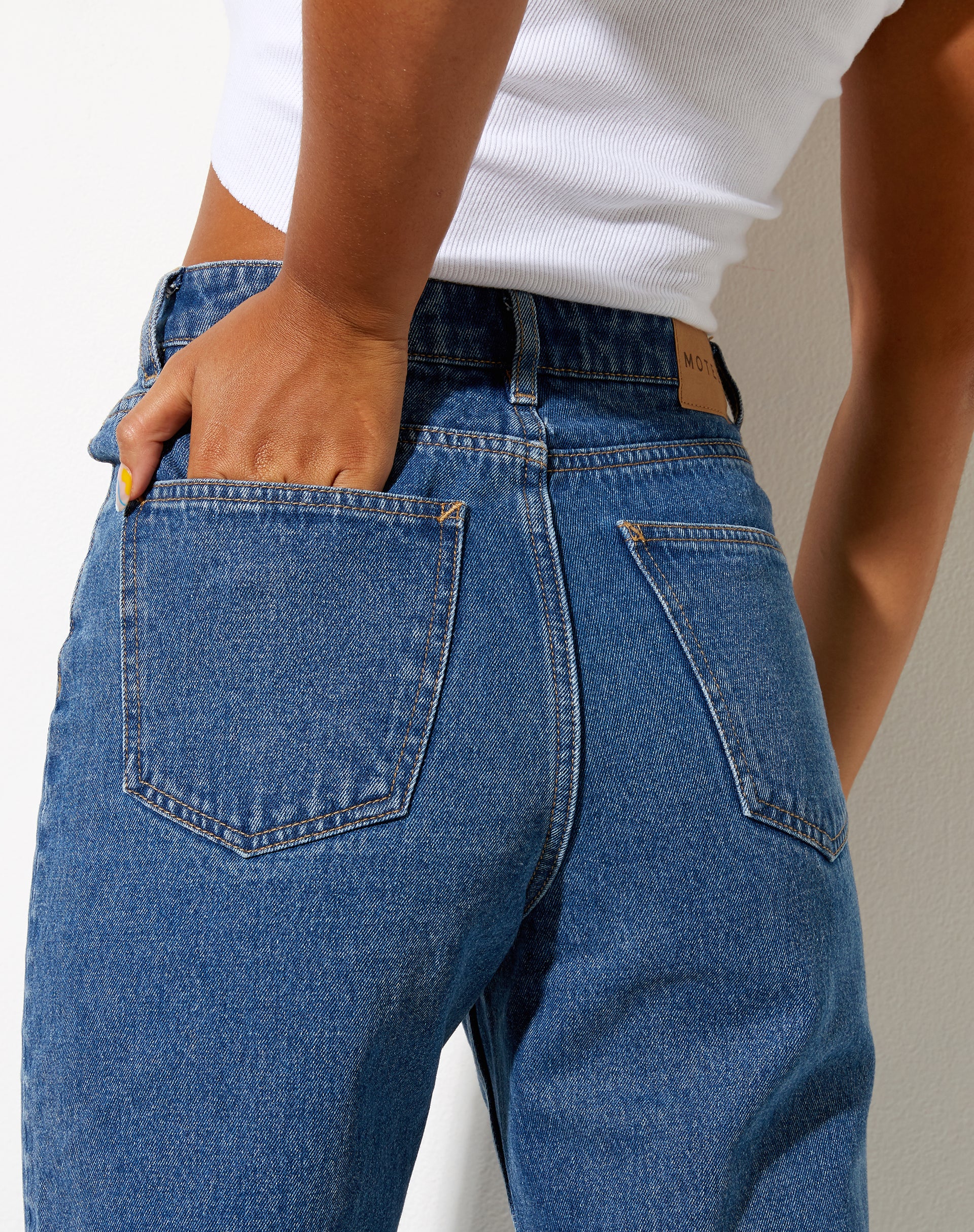 Cut Out Straight Leg Jean in Mid Wash - Image 7