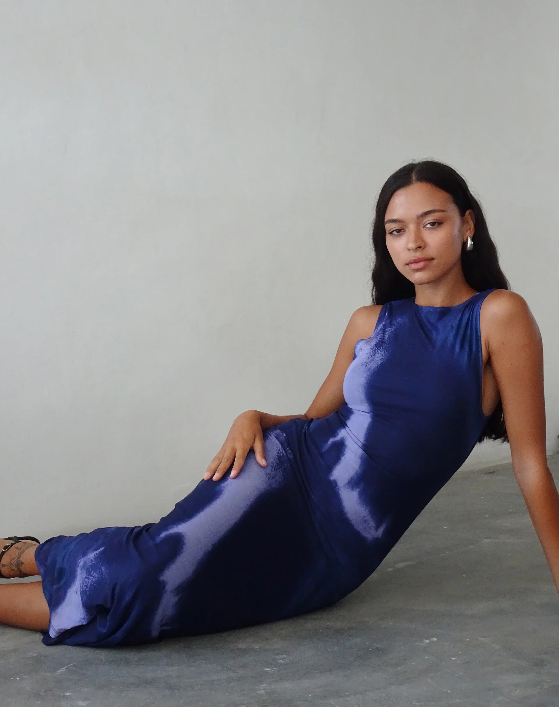 Fayola Printed Maxi Dress in Watercolour Navy - Image 2