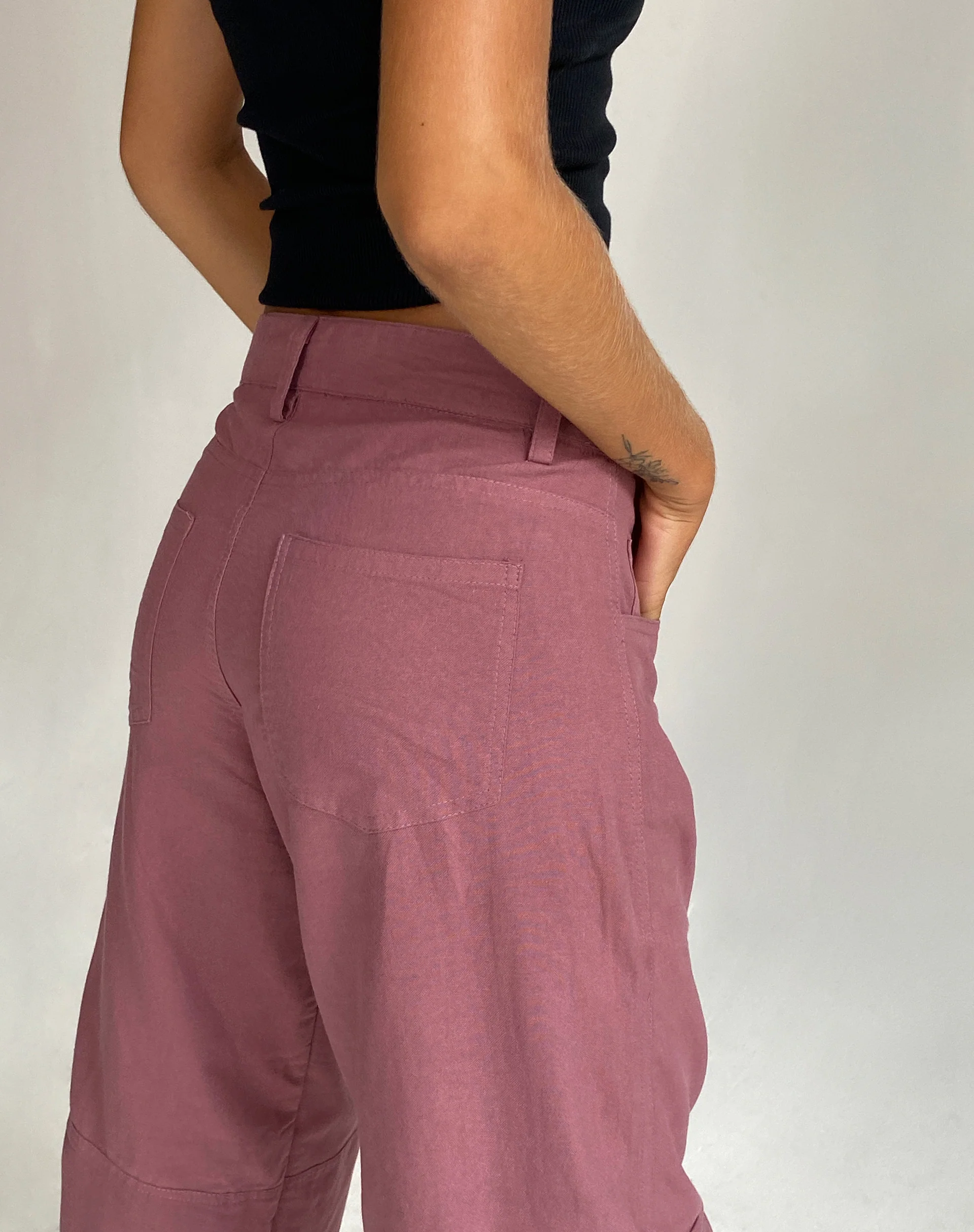 Gemma Low Rise Cargo Trouser in Mauve Linen - Image 5