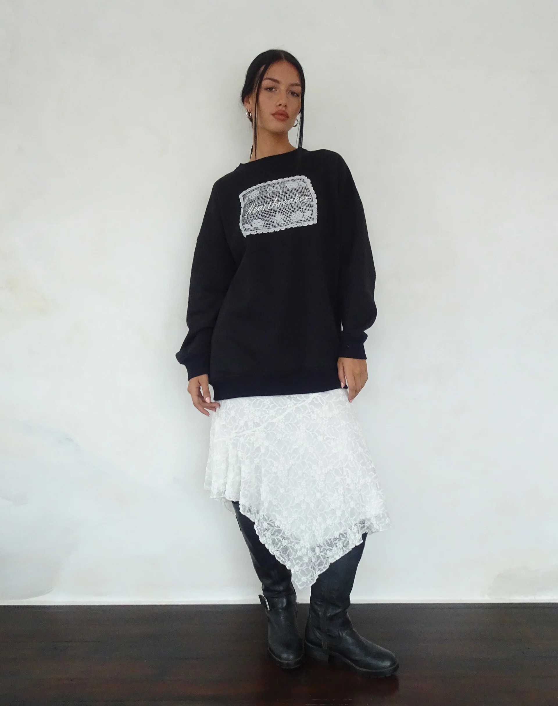 Glo Oversized Sweatshirt in Black with Heartbreaker Graphic - Image 3
