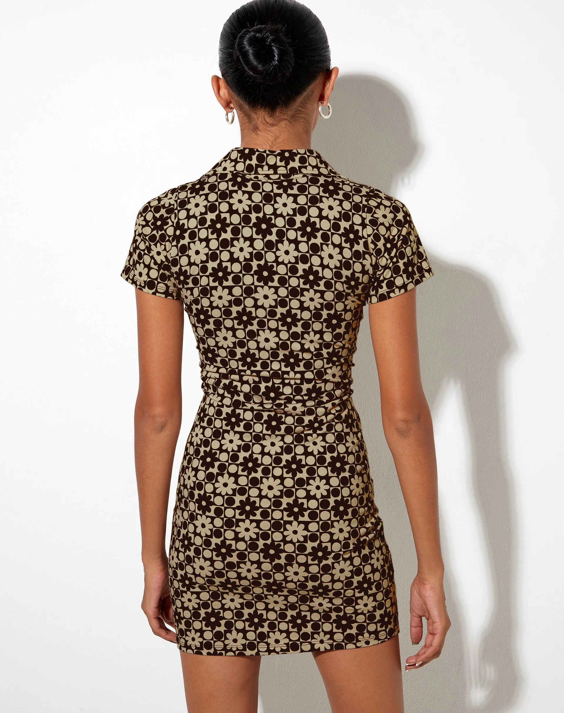 Jeeves T-Shirt Dress in Patchwork Daisy Brown - Image 2
