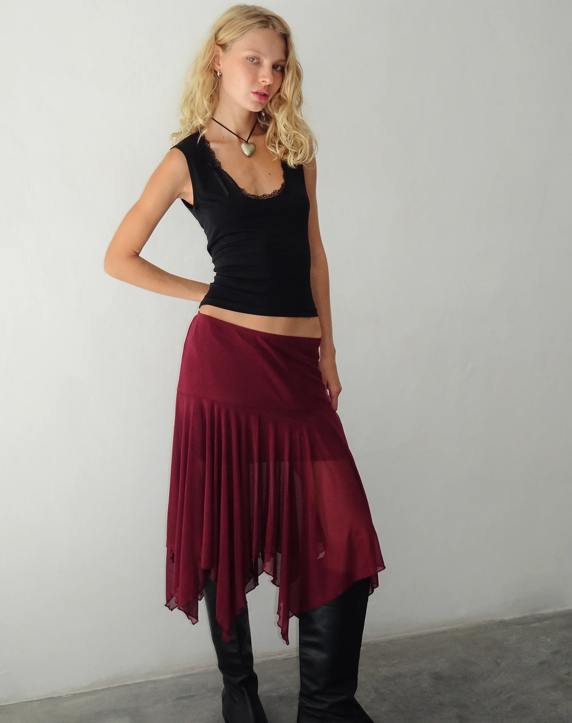 Jovali Low Waist Midi Skirt in Mesh Maroon - Image 2