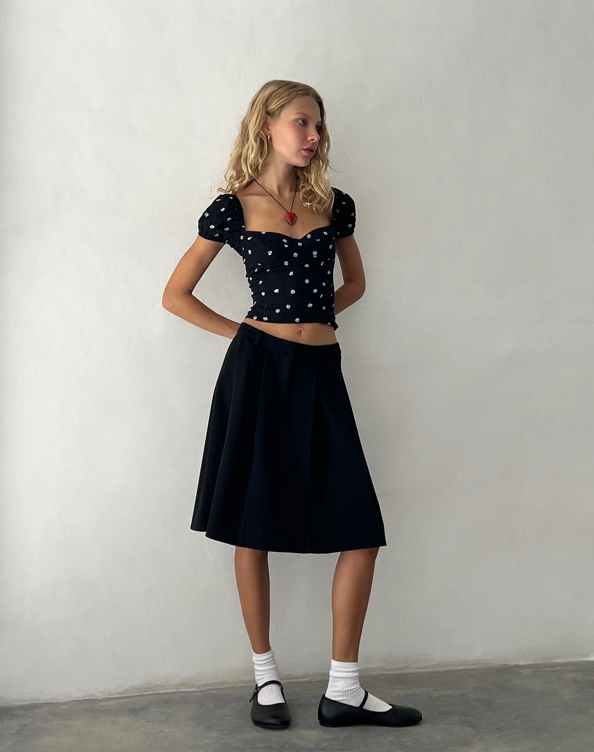 Leify Sweetheart Top in Ditsy Rose Black - Image 2