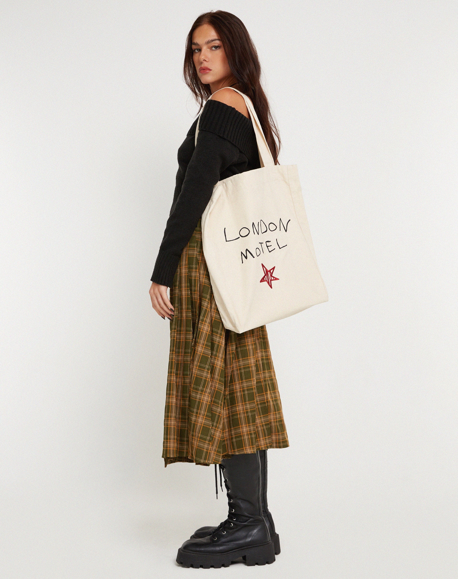 London Tote Bag in Ecru London Motel Embro - Image 5