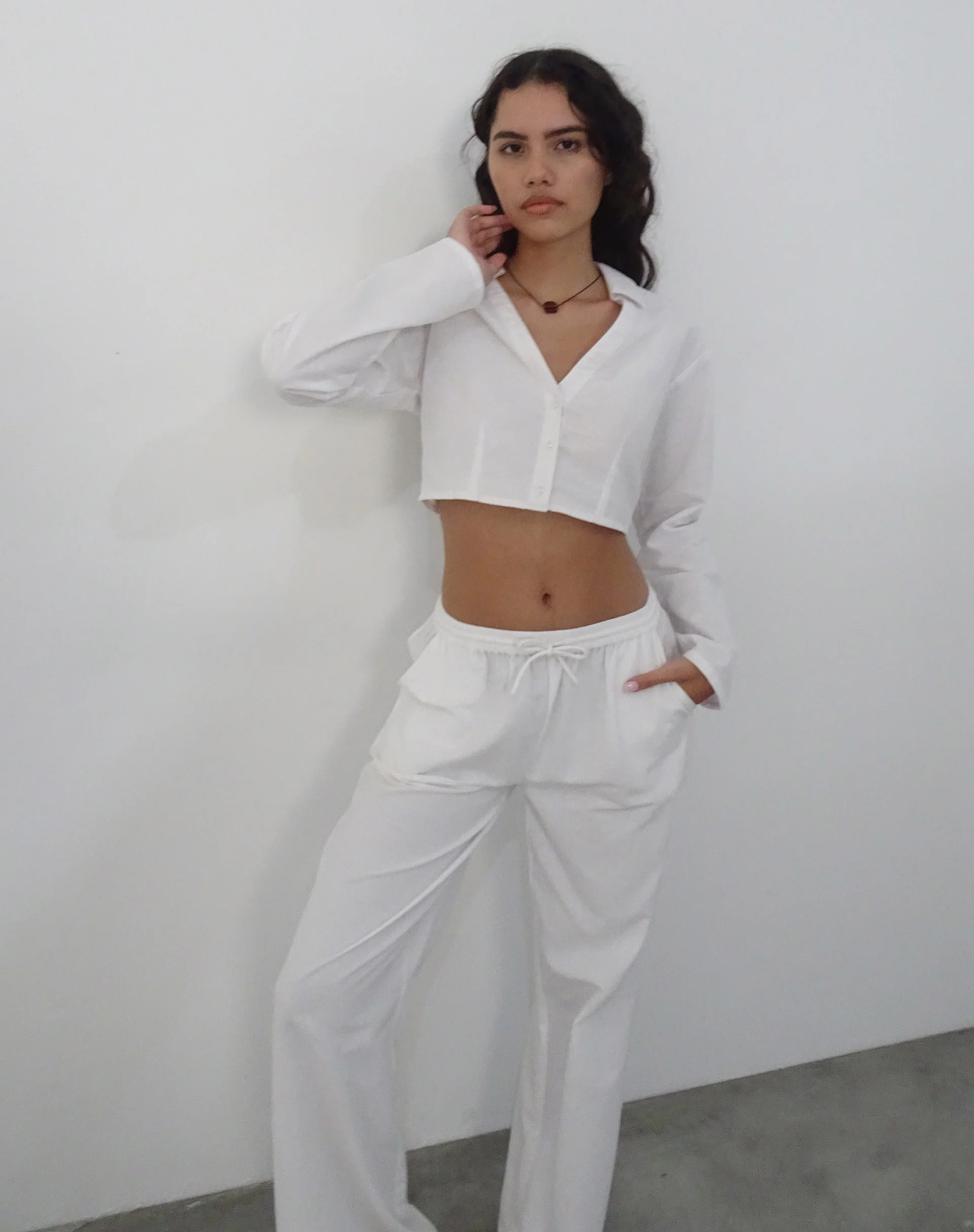 Lyse Super Cropped Shirt in White - Image 2