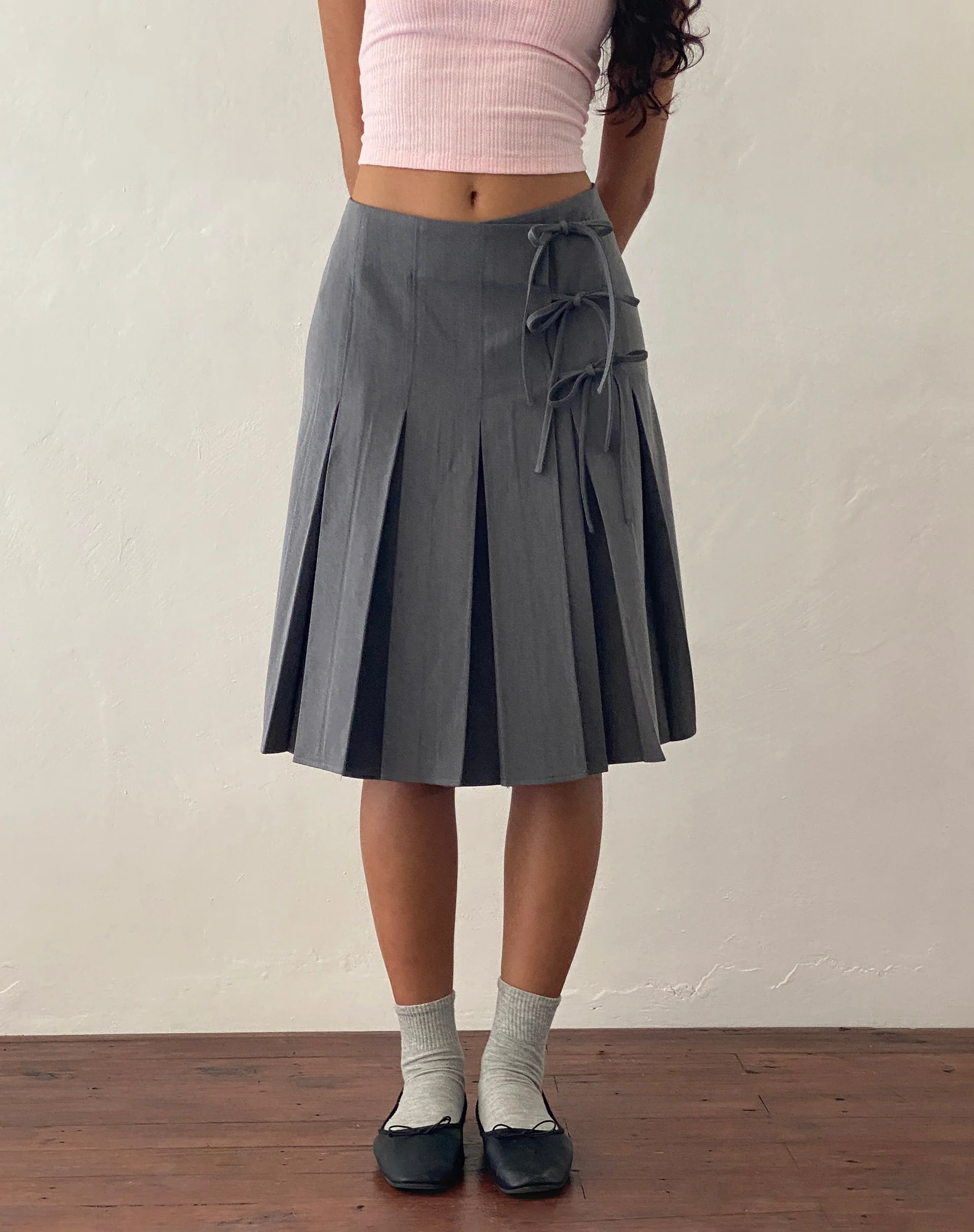 Madelyn Pleated Midi Skirt in Charcoal Tailoring - Image 5