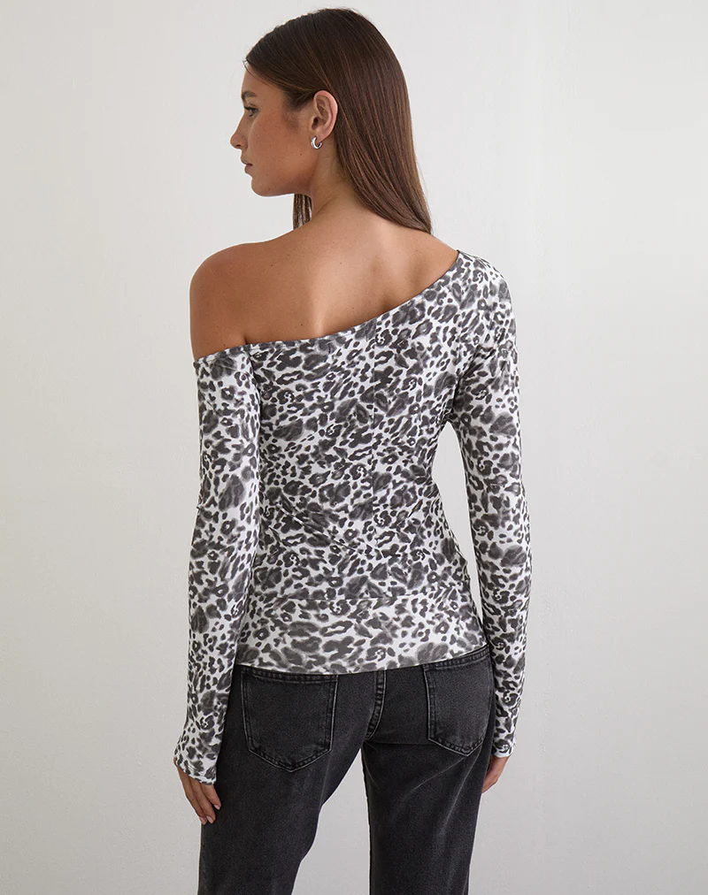 Matiah Off Shoulder Top in Jersey Blurry Leopard Grey - Image 3
