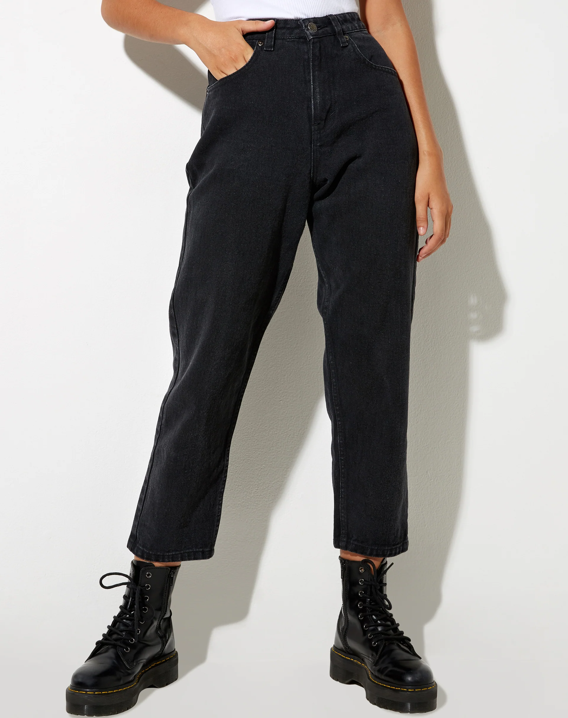 Mom Jeans in Black Wash - Image 2