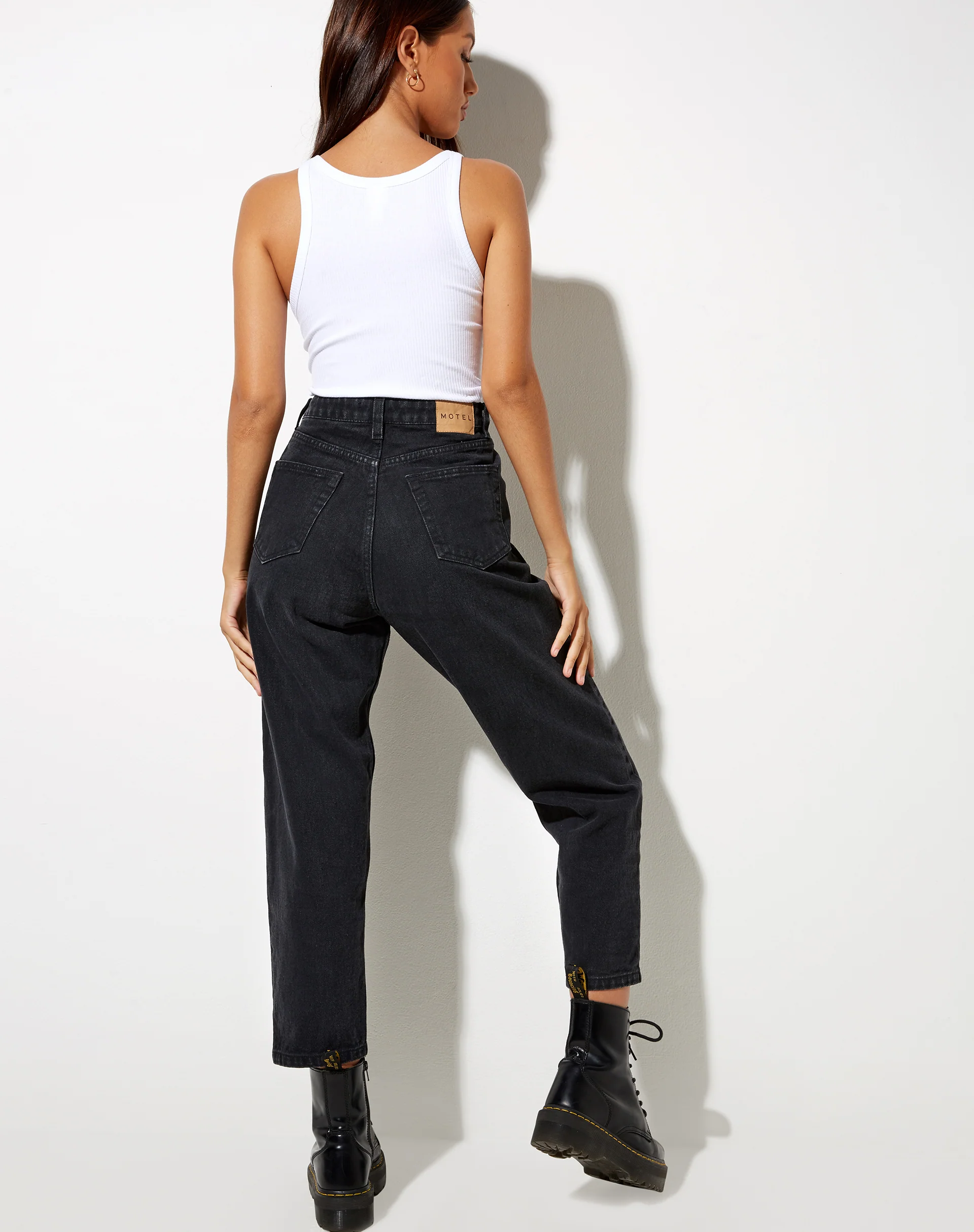 Mom Jeans in Black Wash - Image 3