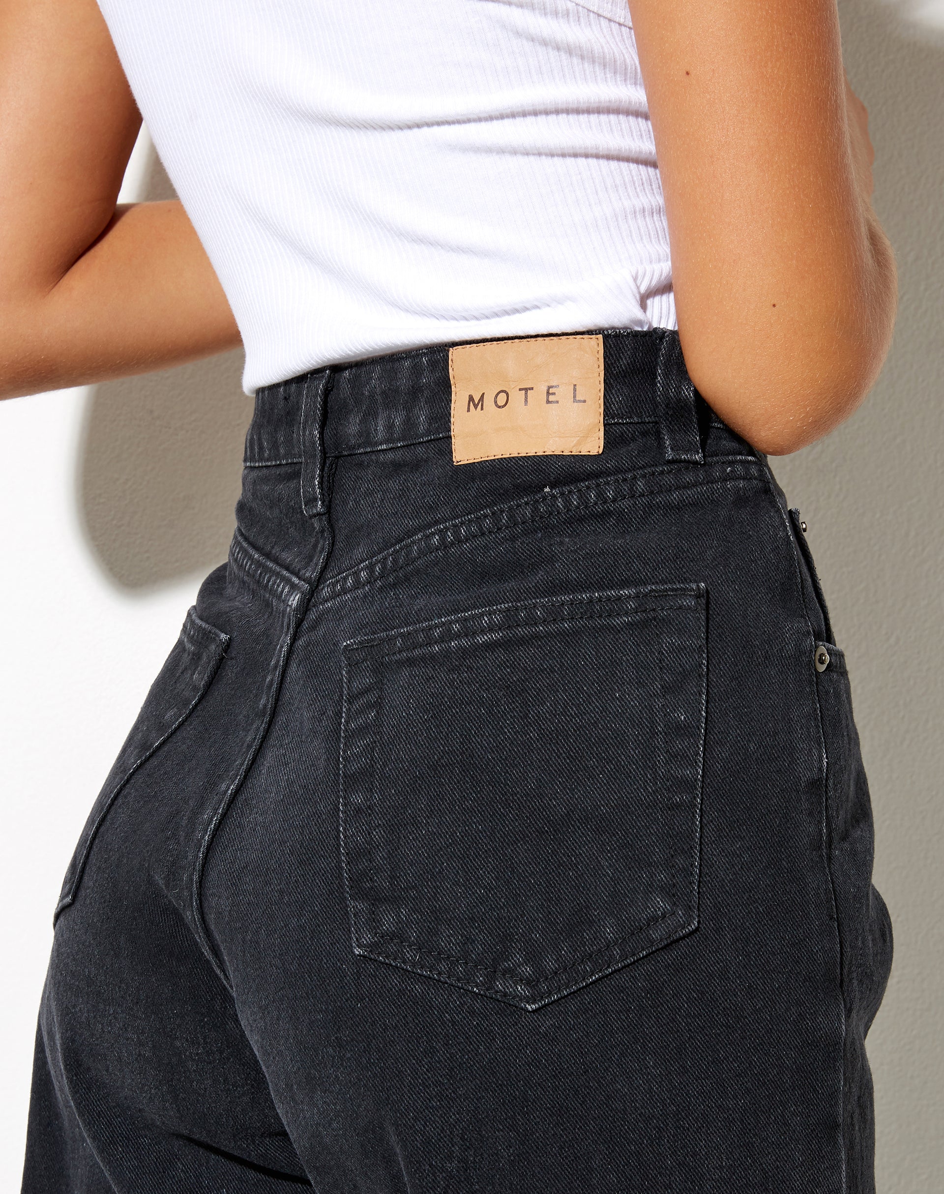 Mom Jeans in Black Wash - Image 4