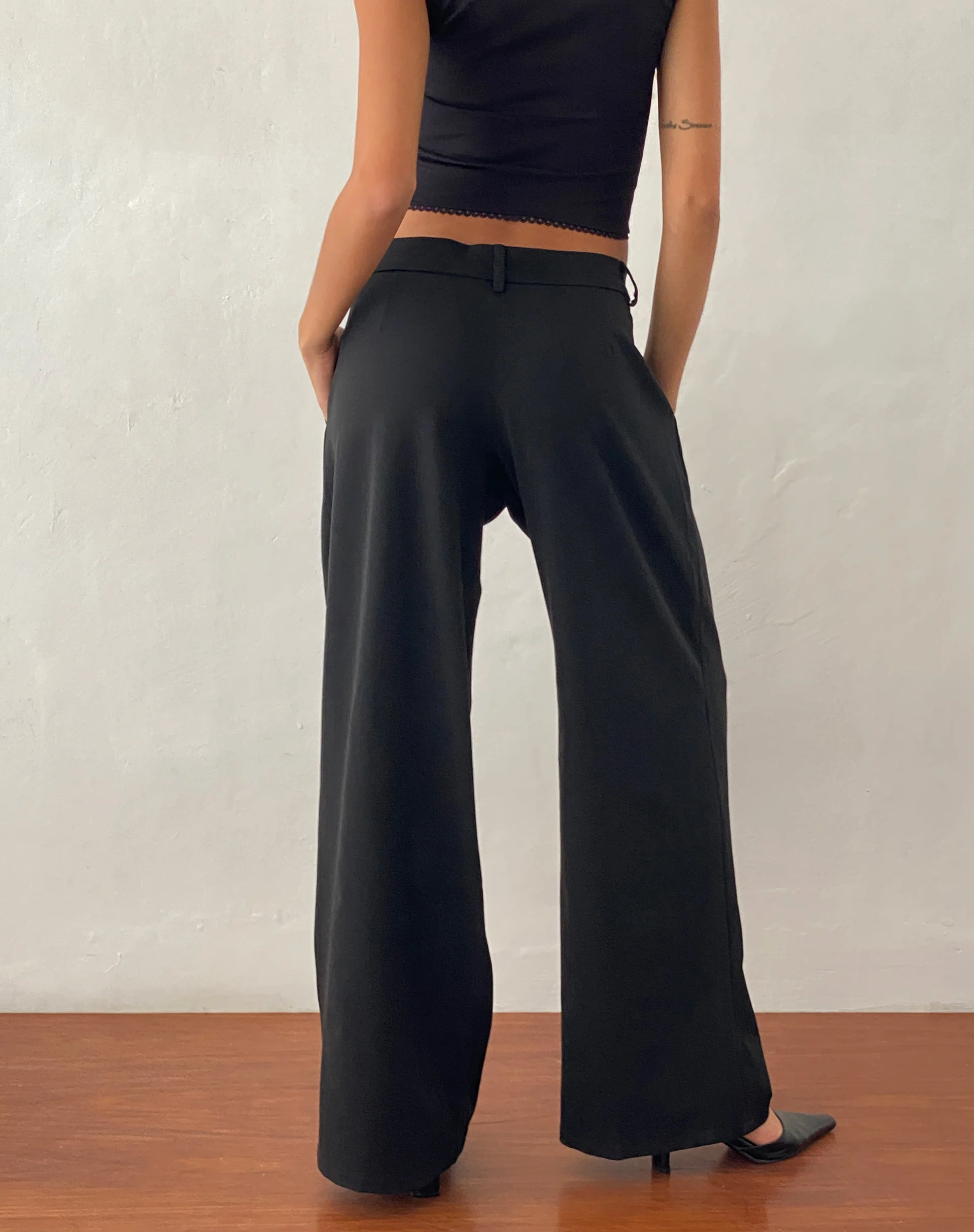 Nailaka Low Rise Wide Leg Tailored Trouser in Black - Image 2