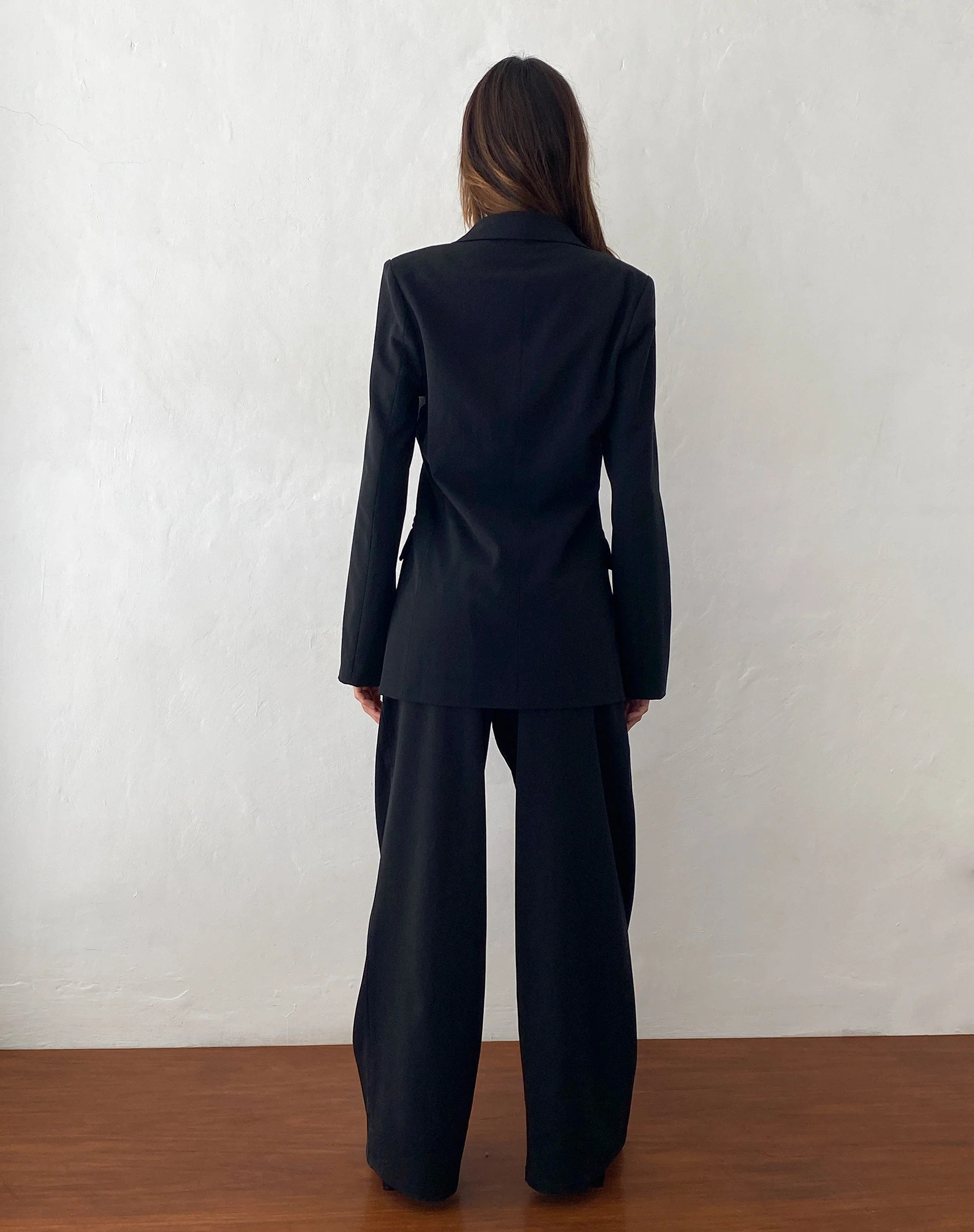 Nailaka Low Rise Wide Leg Tailored Trouser in Black - Image 4