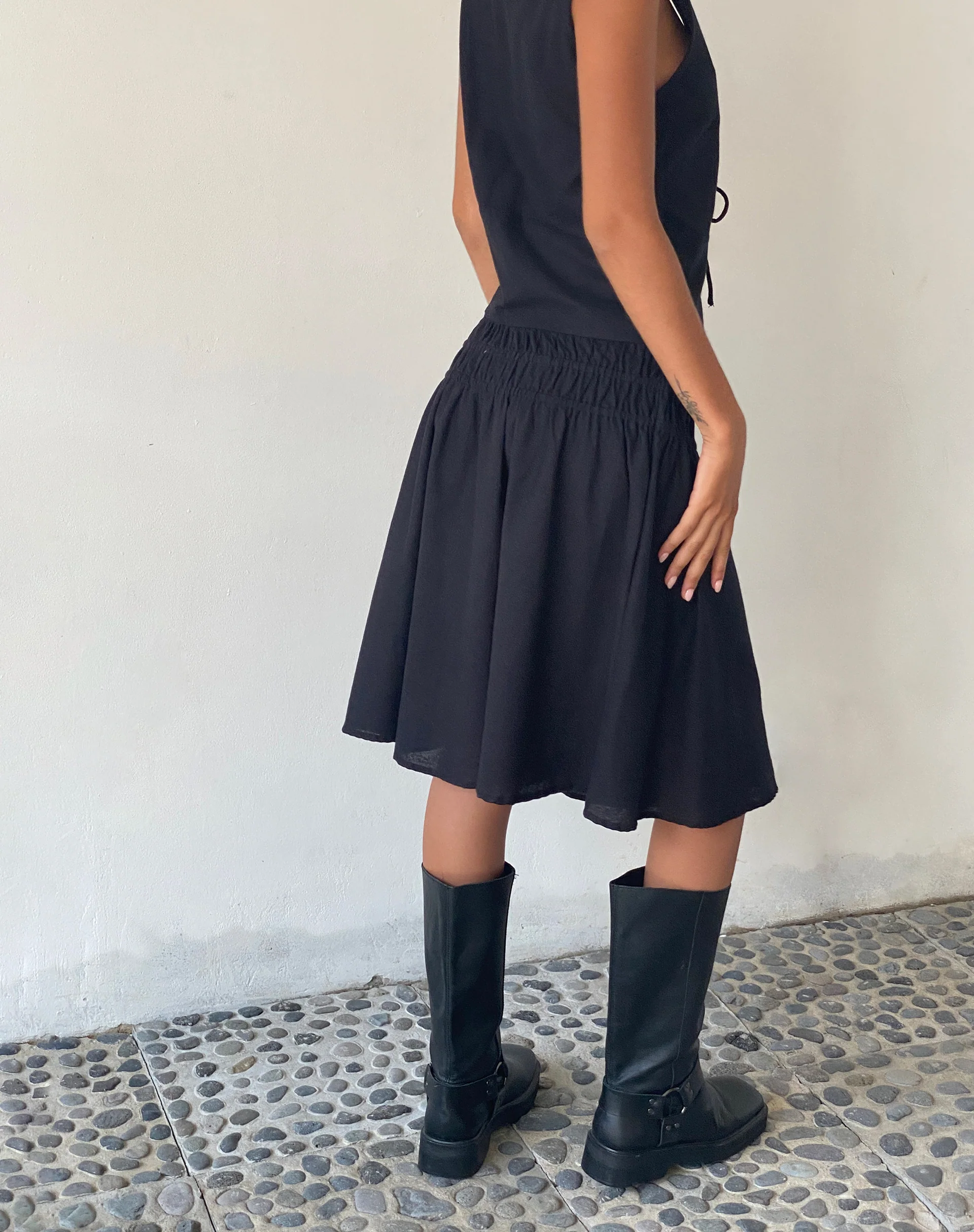 MOTEL X JACQUIE Neleta Shirred Waist Midi Skirt in Black - Image 3