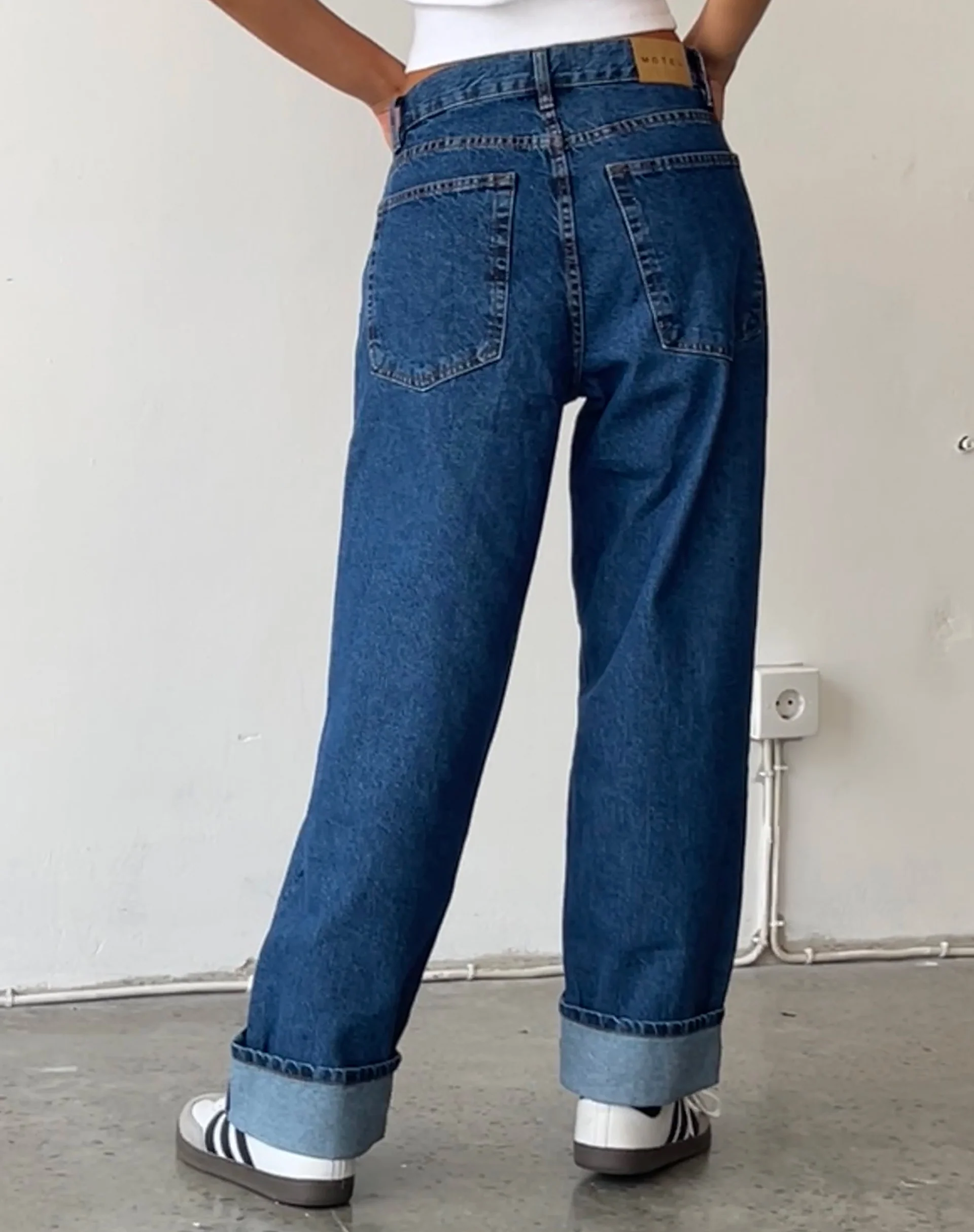 Oversized Dad Low Rise Jeans in Mid Blue Used - Image 2