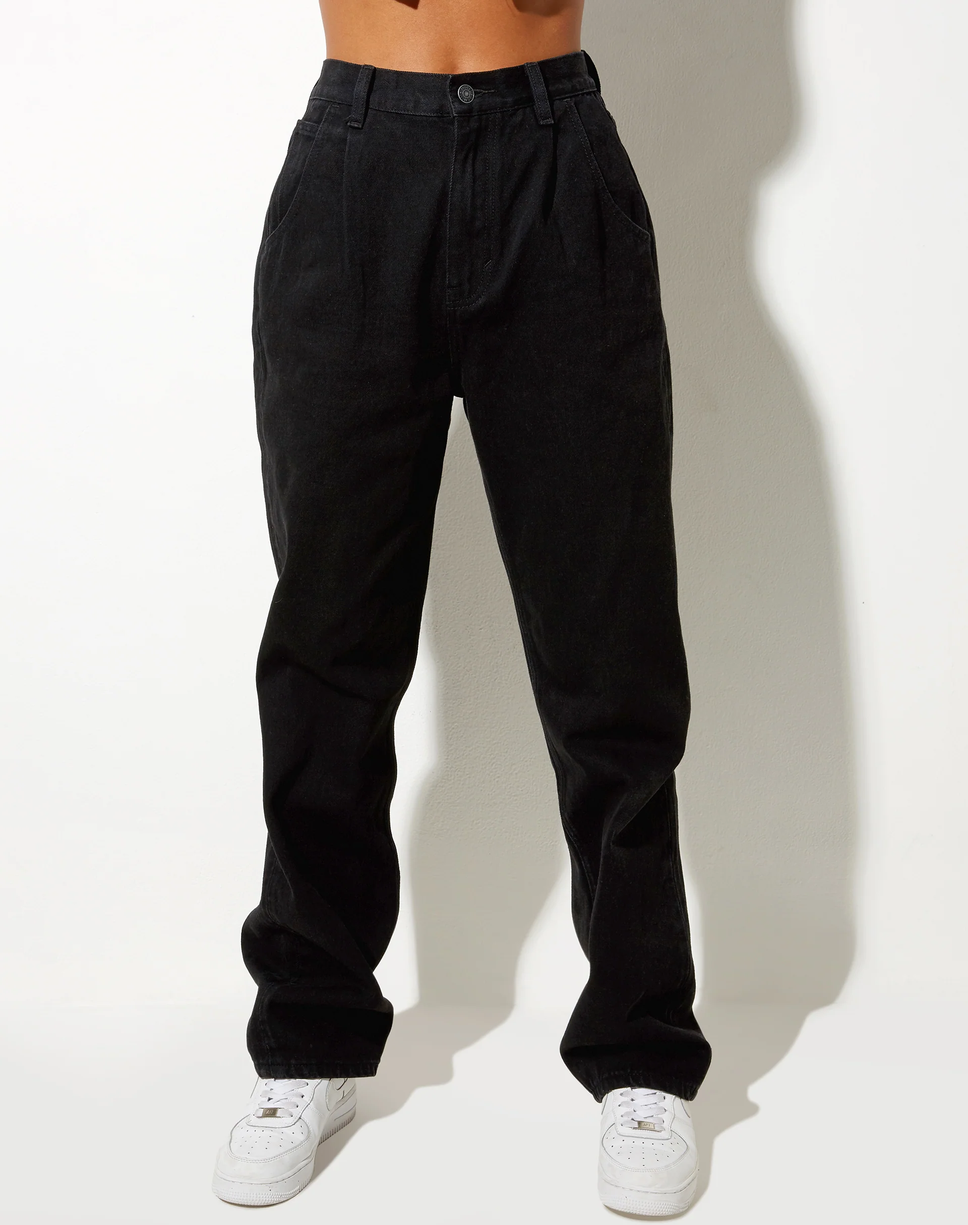 Pleated Jeans in Black Wash - Image 4