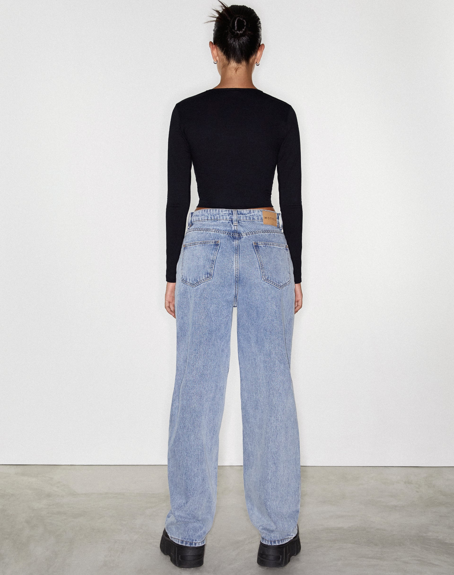 Rips Parallel Jean in Light Wash - Image 5