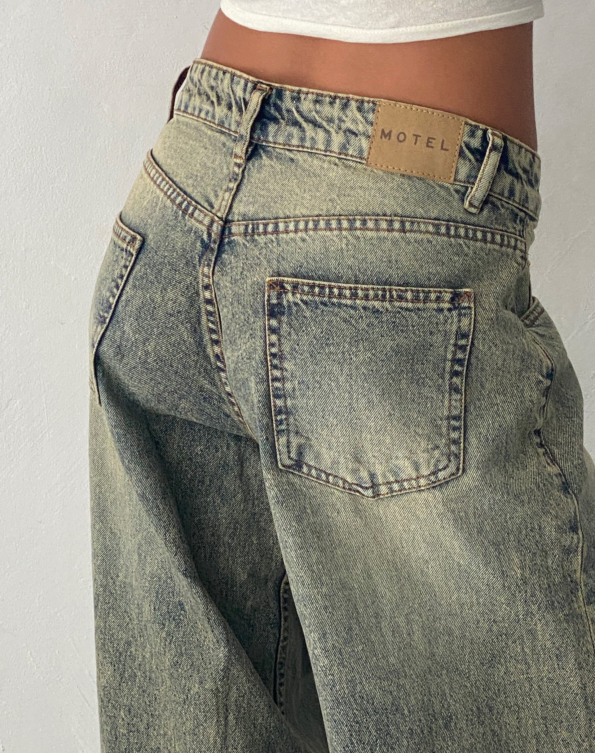 Roomy Extra Wide Low Rise Jeans in Sand Wash Blue - Image 3