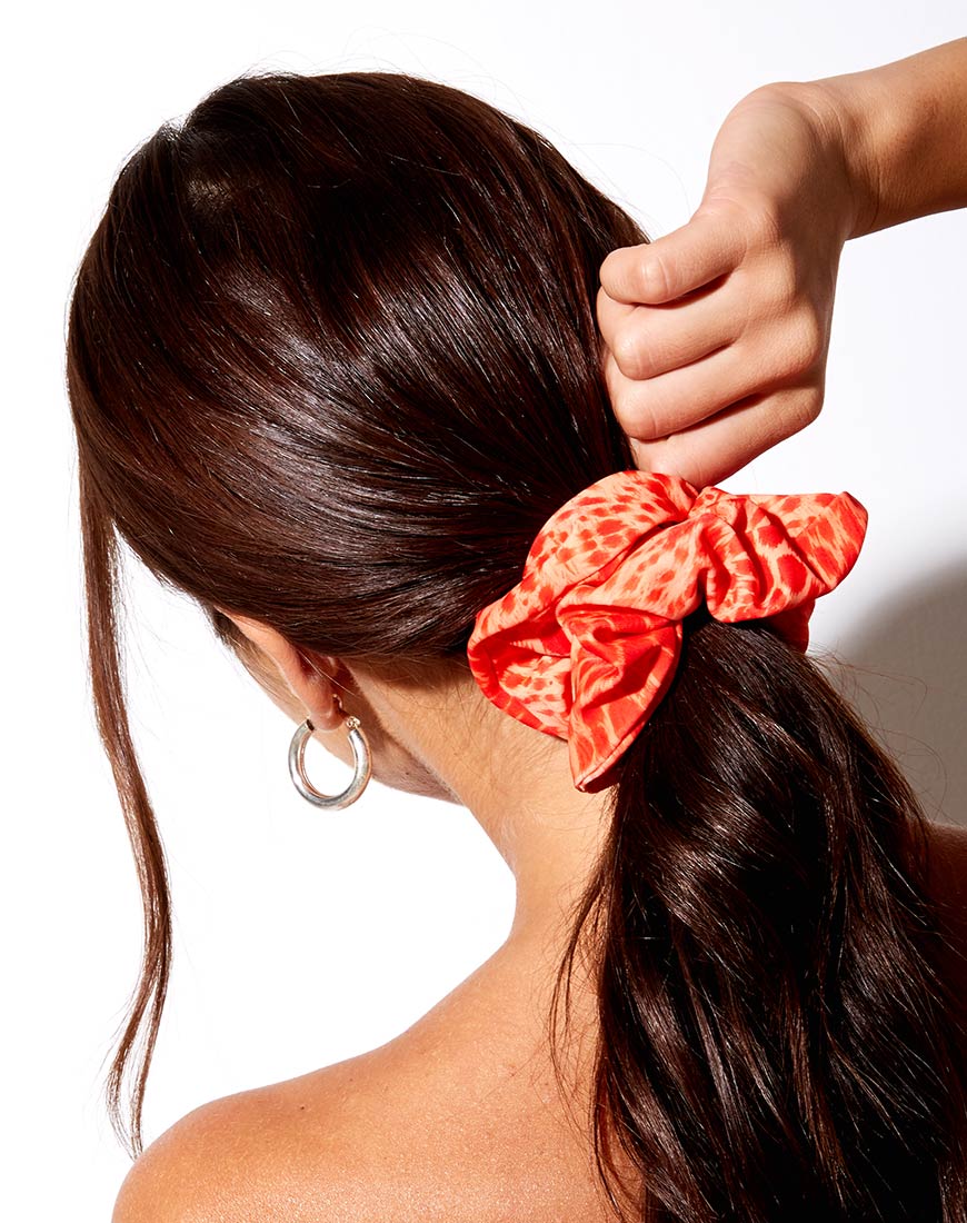 Scrunchie in Sand Leopard Orange - Image 2