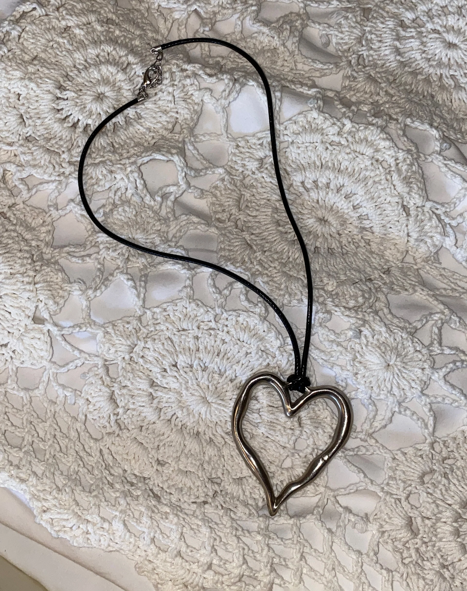 Suarti Rope Necklace with Silver Heart Pendant - Image 2